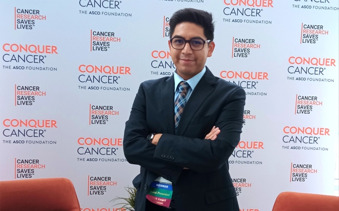 Adolfo González Serrano receives the Conquer Cancer Merit Award